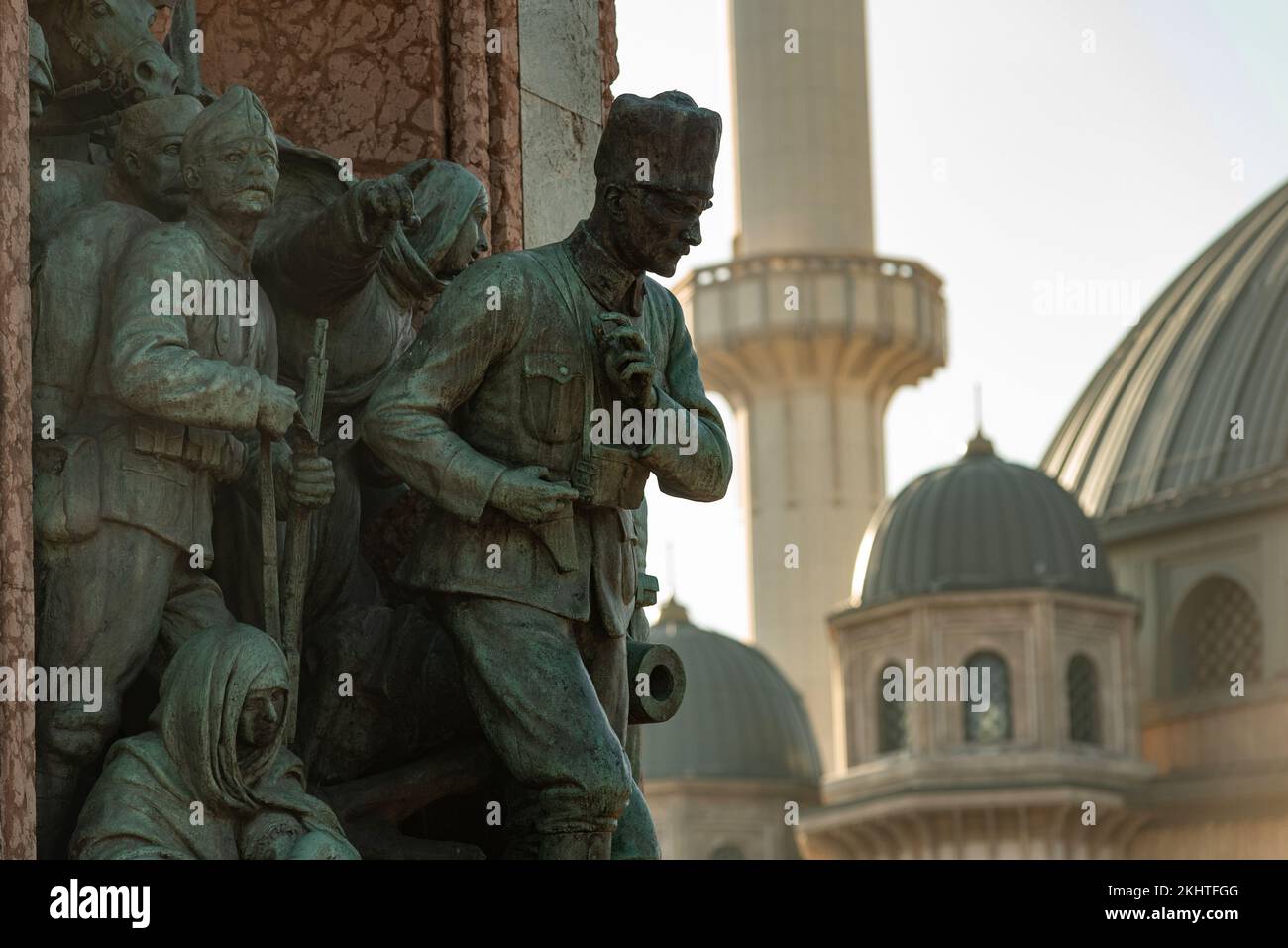 Istanbul, Türkei 10.. November 2022 Türkisches Denkmal oder Atatürk-Statue und die kürzlich erbaute Taksim-Moschee gegenüber dem Gezi-Park in der Nähe von Istik Stockfoto