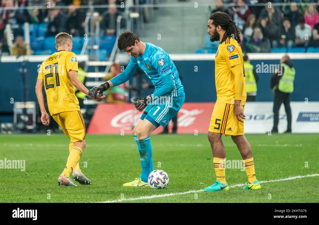 Sankt Petersburg, Russland – 16. November 2019. Die belgischen Fußballnationalspieler Timothy Castagne, Thibaut Courtois und Jason Denayer während der UEFA Stockfoto