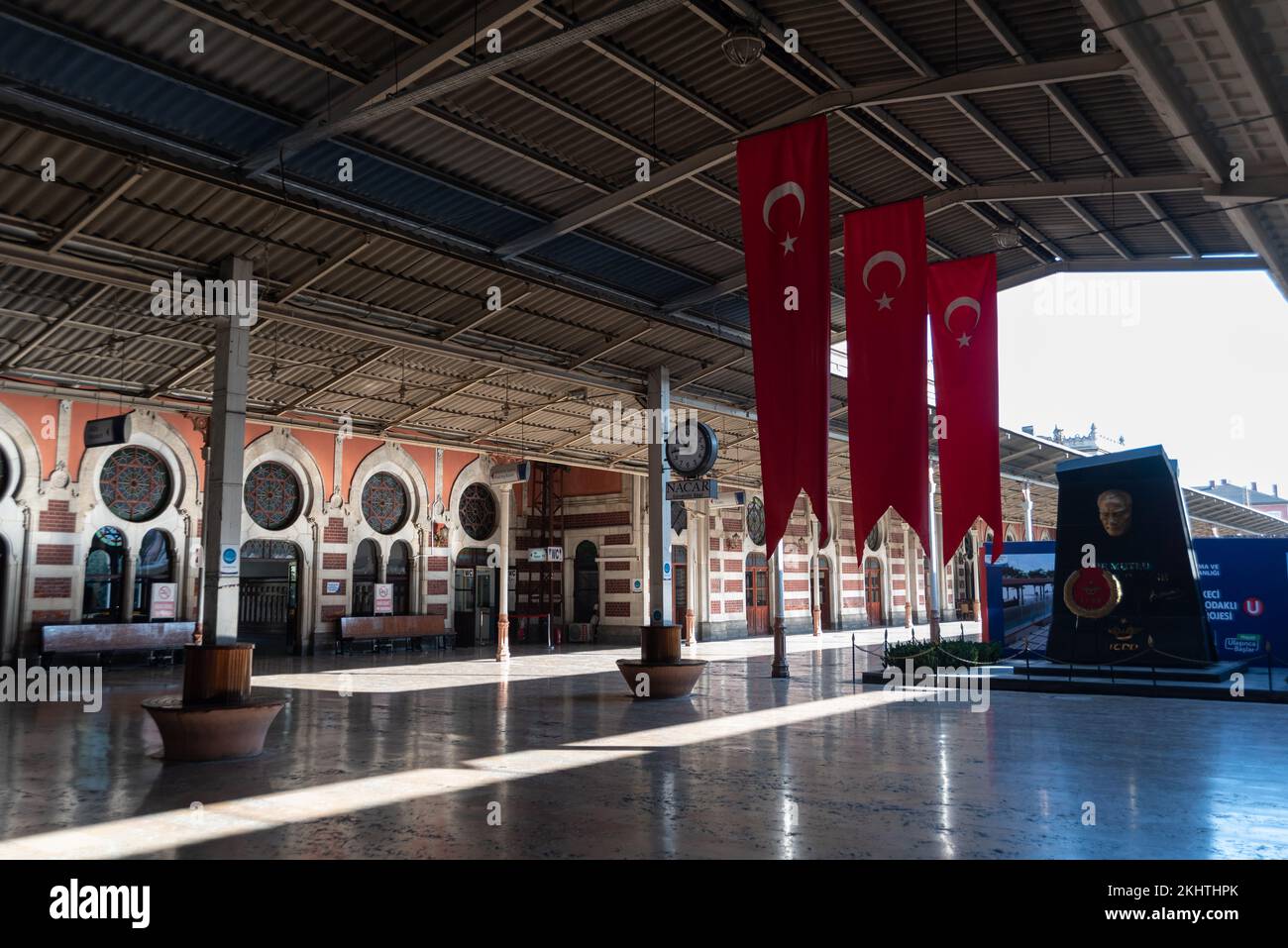 Istanbul, Türkei 10.. November 2022 im türkischen Eisenbahngebäude Sirkeci Bahnhof, einst Endstation des Orient Express, Istanbul, Türkei. Stockfoto