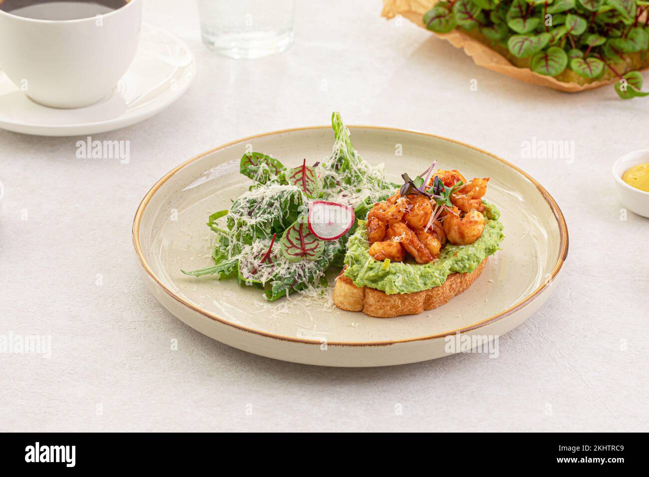 Portion Avocado Toast mit Garnelen und Salat Stockfoto
