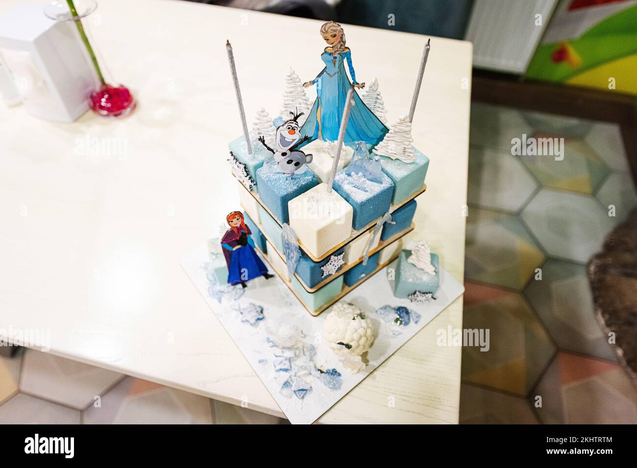 Ternopil, Ukraine - 17. November 2022: Walt Disney Animation Studios Frozen Cake. Stockfoto