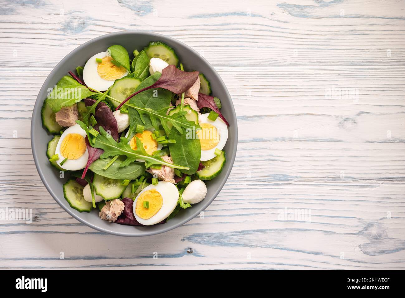 Keto Dish - gesunder grüner Salat mit Rucola, Thunfisch, Mozzarella und Eiern. Stockfoto