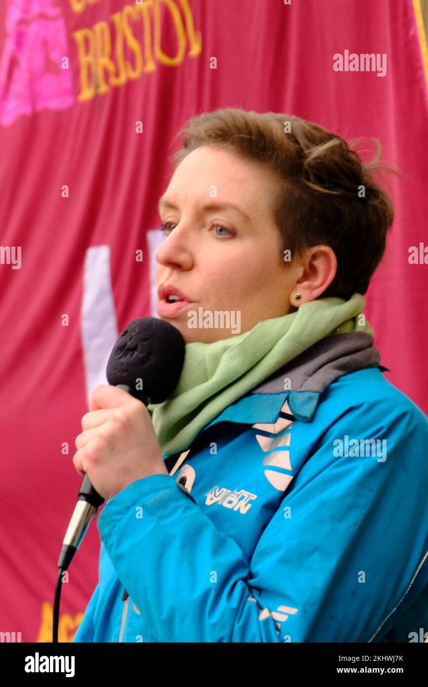 Bristol, Großbritannien. 24.. November 2022. Carla Denyer Green Party Co Leader unterstützt sie. Die Dozenten der Bristol University kämpfen weiterhin streikend um Renten, faire und gleiche Bezahlung, angemessene Arbeitsbelastung und die Beendigung prekärer Verträge. Die Arbeiter werden von der UCU oder der University College Union unterstützt, die eine hohe Beteiligung an den Streikposten erwarten. Die stagnierende Bezahlung, da die Lebenshaltungskosten steigen, verstärkt die Besorgnis der Hochschulmitarbeiter. Gewerkschaftsmitglieder veranstalten eine Kundgebung vor den Victoria Rooms. Kredit: JMF News/Alamy Live News Stockfoto