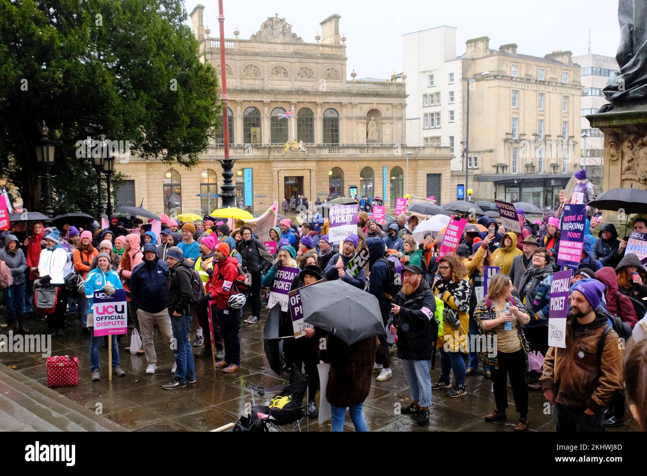 Bristol, Großbritannien. 24.. November 2022. Die Dozenten der Bristol University kämpfen weiterhin streikend um Renten, faire und gleiche Bezahlung, angemessene Arbeitsbelastung und die Beendigung prekärer Verträge. Die Arbeiter werden von der UCU oder der University College Union unterstützt, die eine hohe Beteiligung an den Streikposten erwarten. Die stagnierende Bezahlung, da die Lebenshaltungskosten steigen, verstärkt die Besorgnis der Hochschulmitarbeiter. Gewerkschaftsmitglieder veranstalten eine Kundgebung vor den Victoria Rooms. Kredit: JMF News/Alamy Live News Stockfoto