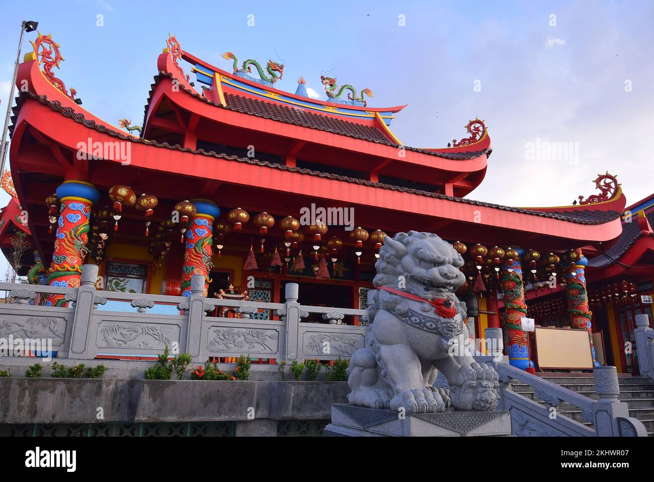 Die dominante chinesische Pagodenarchitektur besteht aus roten und Drachenschnitzereien Stockfoto