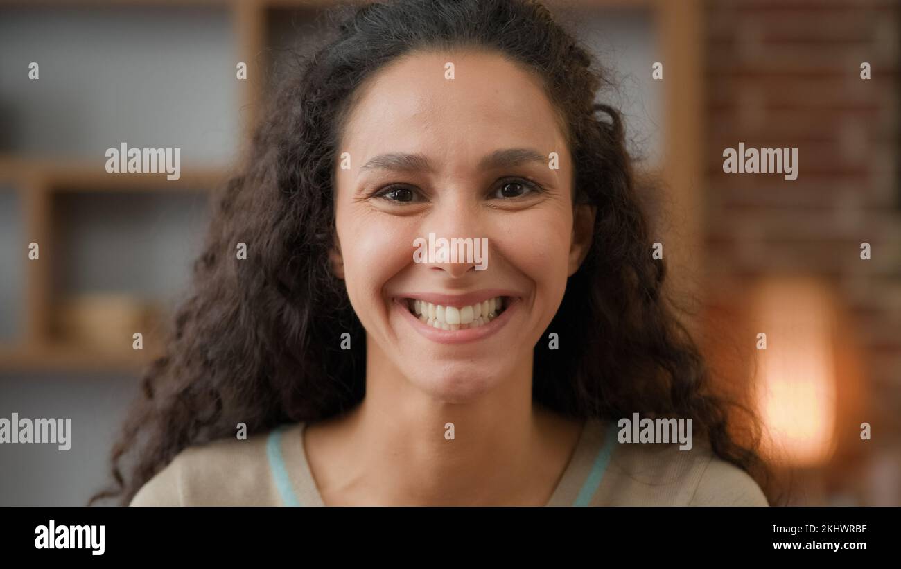 Nahaufnahme glücklich fröhlich fröhlich sorglos Freude fröhliches weibliches Gesicht 30s Hispanic Latino Kaukasier lächelnde Zahnärztin Klientin des Zahnarztdienstes Stockfoto