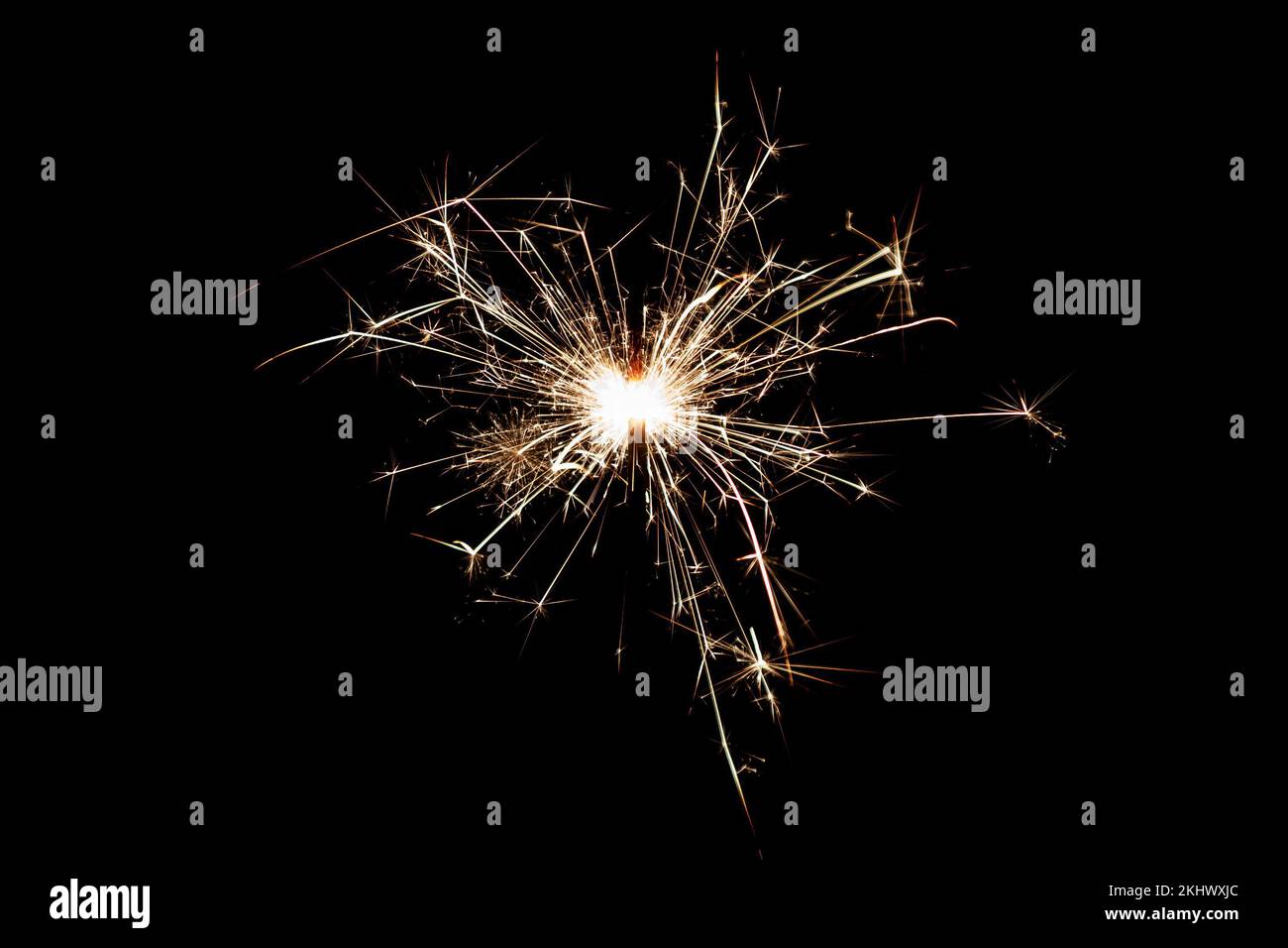 Brennender Funker isoliert auf schwarzem Hintergrund. Feuerwerk. Lichteffekt und Textur. Weihnachten und Neujahr Dekoration. Stockfoto