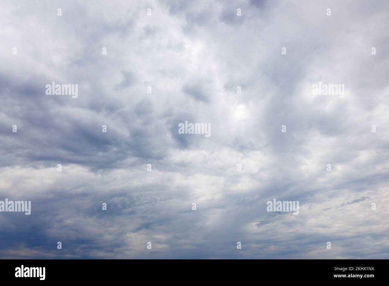 Ein tropischer, bewölkter Himmel, der sich als Himmelsersatz eignet, aufgenommen in Nord-Pantanal, Mato Grosso, Brasilien. Objektiv f/11, Brennweite entspricht 18mm mm Stockfoto