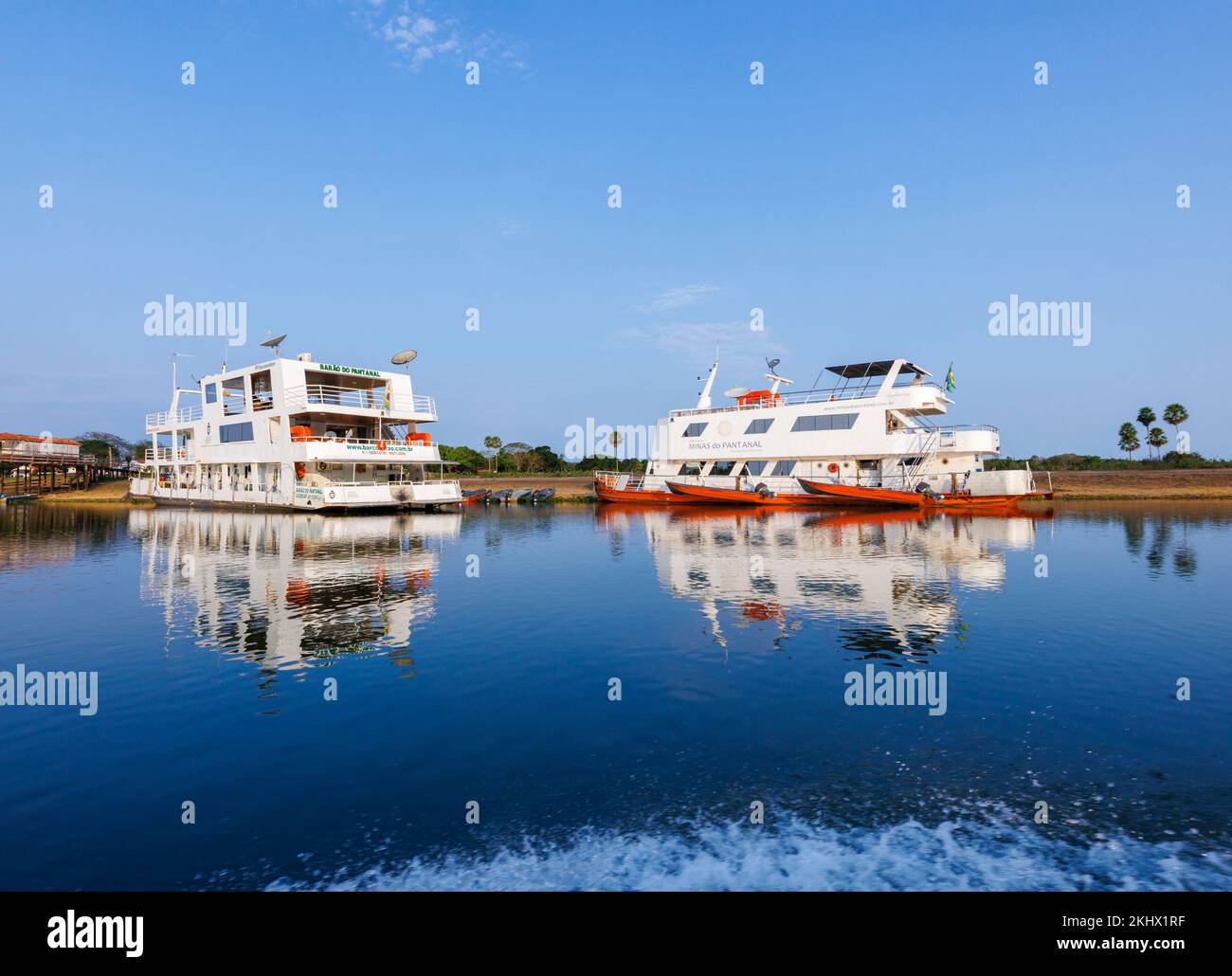 Schwimmende Öko-Tourismus-Hotels am Paraguay River in Porto Jofre im Öko-Reservat Taiama, Caceres, North Pantanal, Mato Grosso, Brasilien Stockfoto