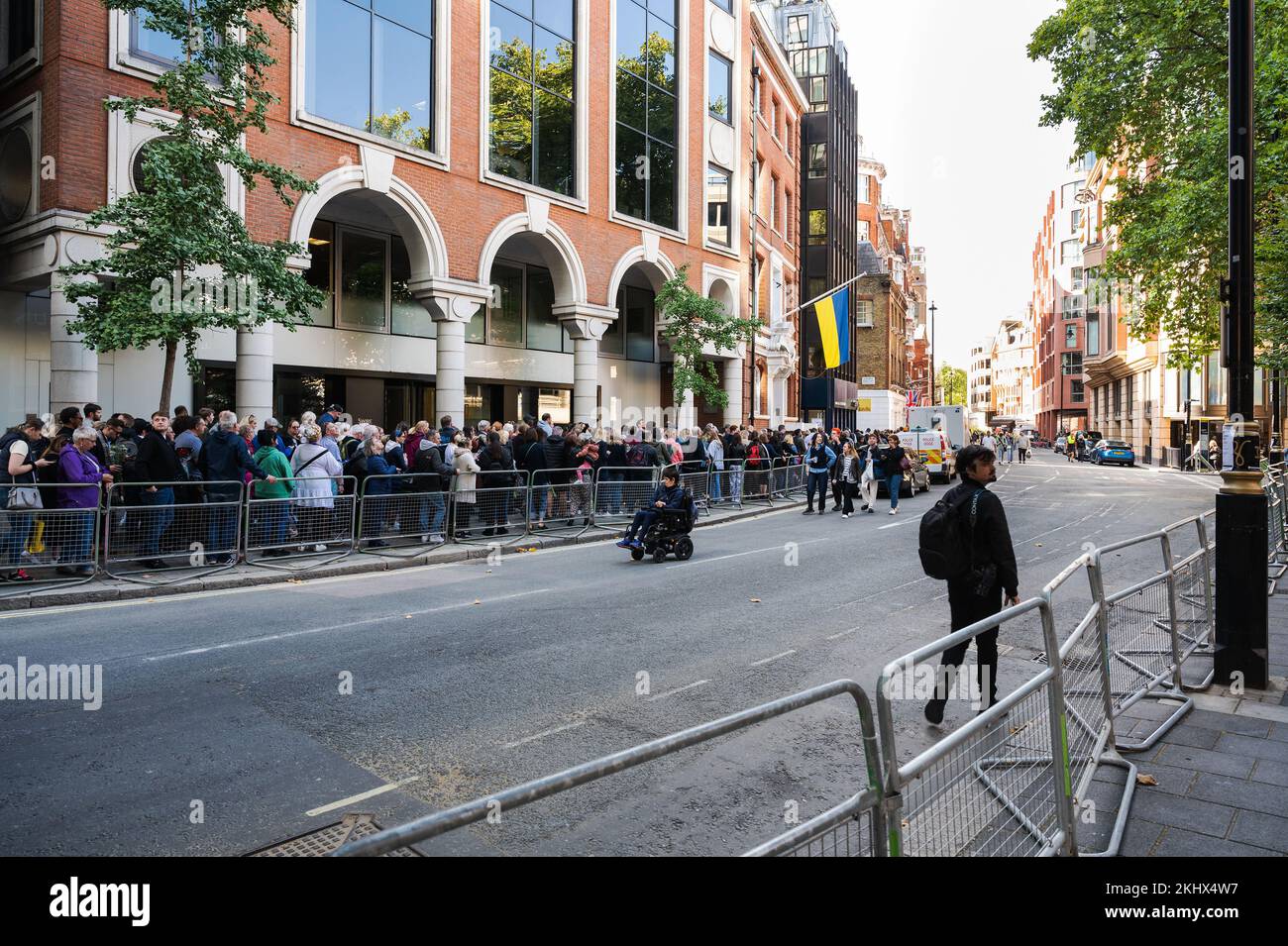 London, Vereinigtes Königreich - September 17 2022: Eine Schlange von Menschen auf den Straßen Londons die Schlange führt zum Buckingham Palace. Stockfoto