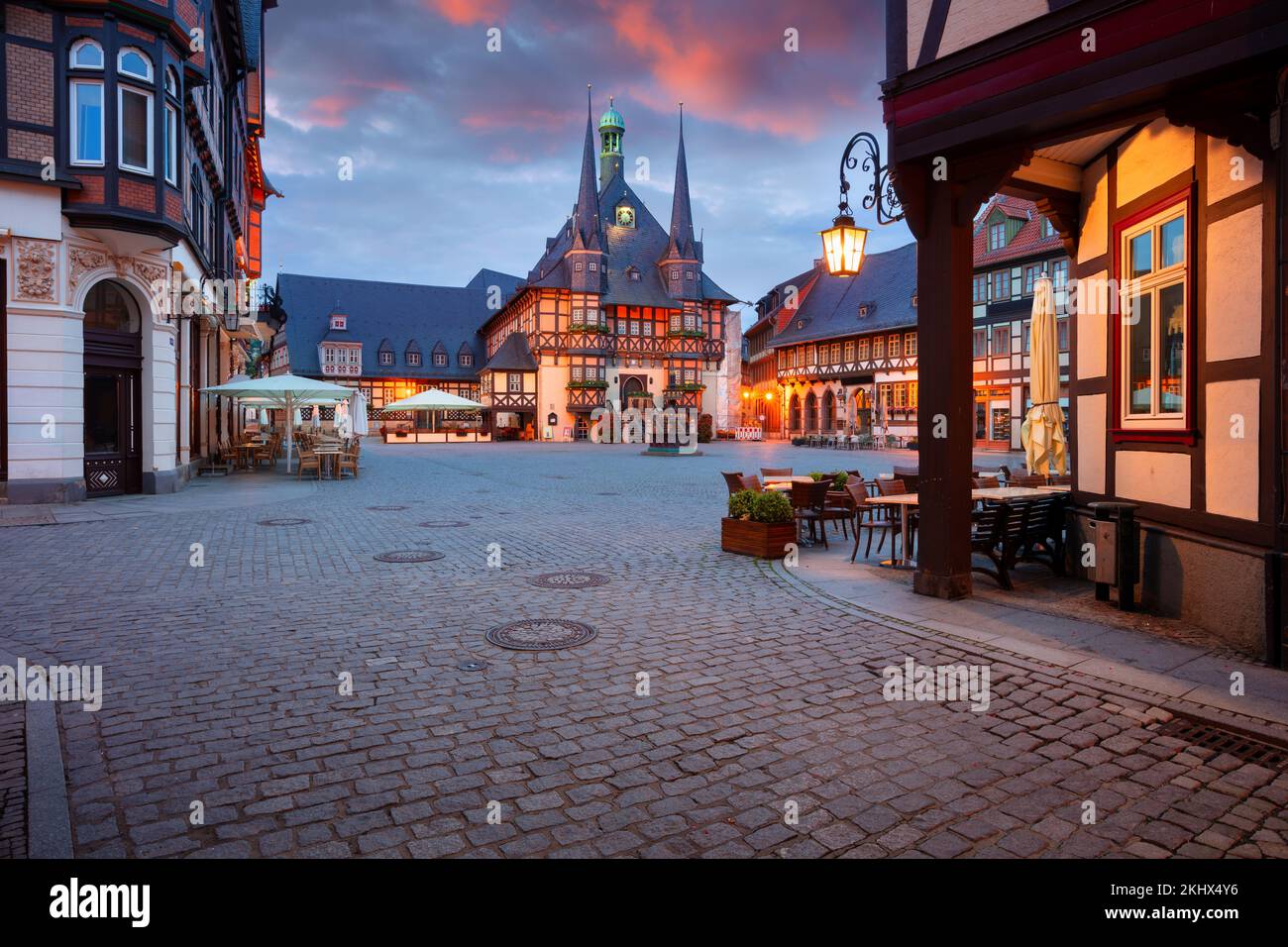 Wernigerode, Deutschland. Stadtbild des historischen Stadtzentrums von Wernigerode, Deutschland, mit dem Alten Rathaus bei Sonnenaufgang im Sommer. Stockfoto