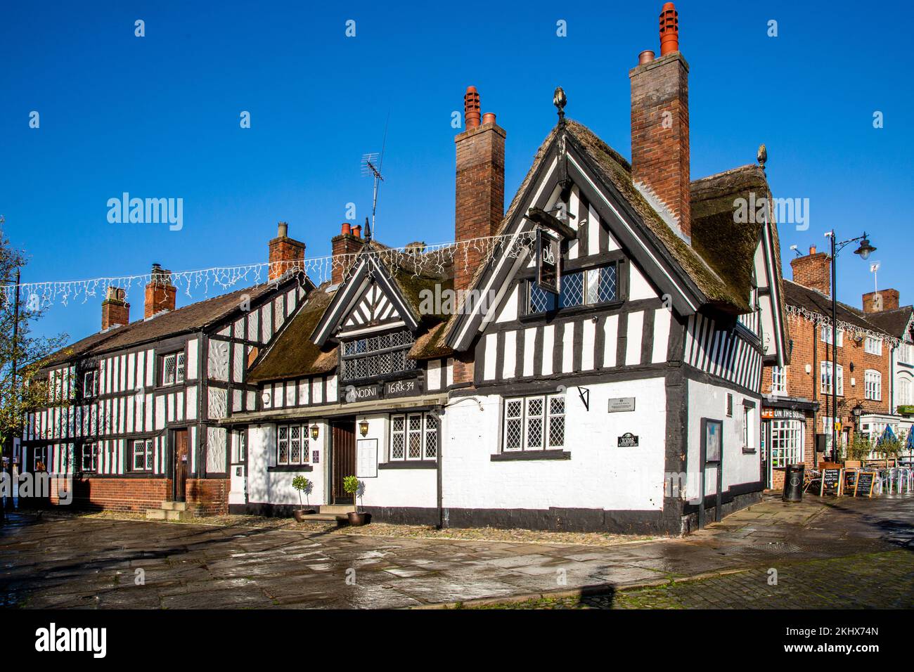 Das schwarz-weiße Black Bear Inn in der Cheshire Marktstadt Sandbach England Stockfoto