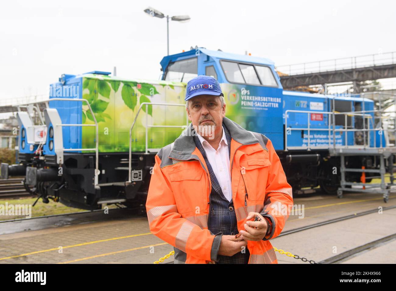 24. November 2022, Sachsen-Anhalt, Stendal: Jörg Neubauer, Betriebsleiter von Alstom am Standort Stendal, steht vor einer wasserstoffbetriebenen Rangierlokomotive. Das Unternehmen sieht ein beträchtliches Potenzial bei der Umstellung von dieselbetriebenen Rangierlokomotiven auf Wasserstoffantrieb. In Deutschland sind etwa 1000 Diesel-Rangierlokomotiven in Betrieb und in ganz Europa etwa 4000. Bisher wurden Hybridlokomotiven mit Batterie- und Dieselantrieb betrieben; in Zukunft werden sie mit Batterie- und Wasserstoffantrieb betrieben. Eine Lokomotive emittiert etwa 150 Tonnen CO2 pro Jahr, während A Stockfoto