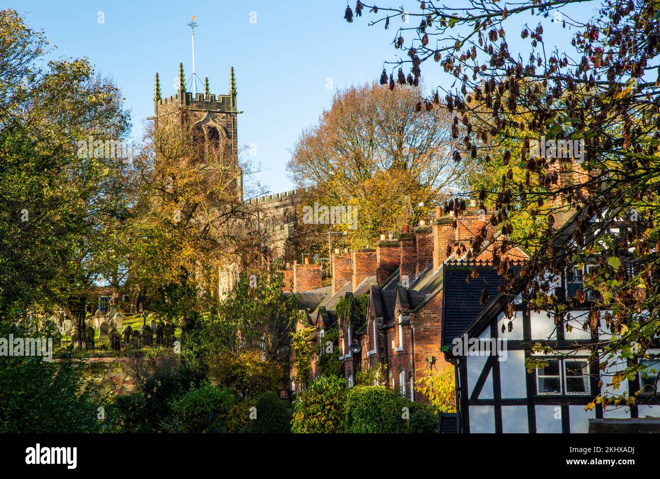 Front Street und St. Mary's Pfarrkirche und Kirchhof im Herbst in der Cheshire Marktstadt Sandbach England Stockfoto
