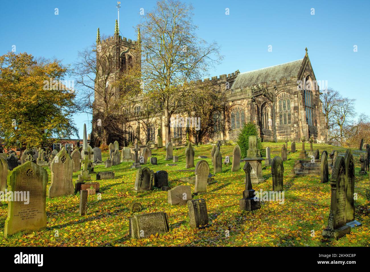 St. Mary's Pfarrkirche und Kirchhof im Herbst in der Cheshire Marktstadt Sandbach England Stockfoto