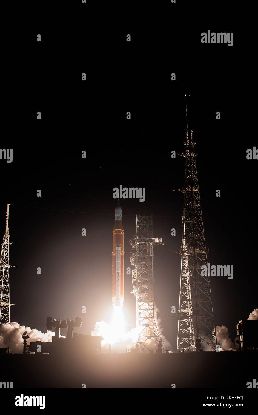 KENNEDY SPACE Centre, FLORIDA, USA - 16. November 2022 - Liftoff! Das Space Launch System der NASA, das die Orion-Raumfahrzeuge transportiert, hebt beim Launch vom Boden ab Stockfoto