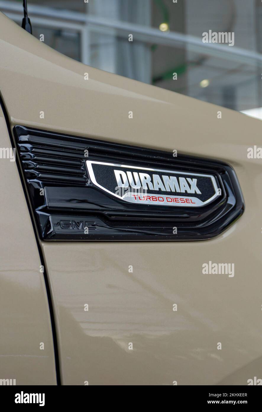 Ein vertikales Bild des beigefarbenen GMC Sierra Duramax Lok Emblems Stockfoto