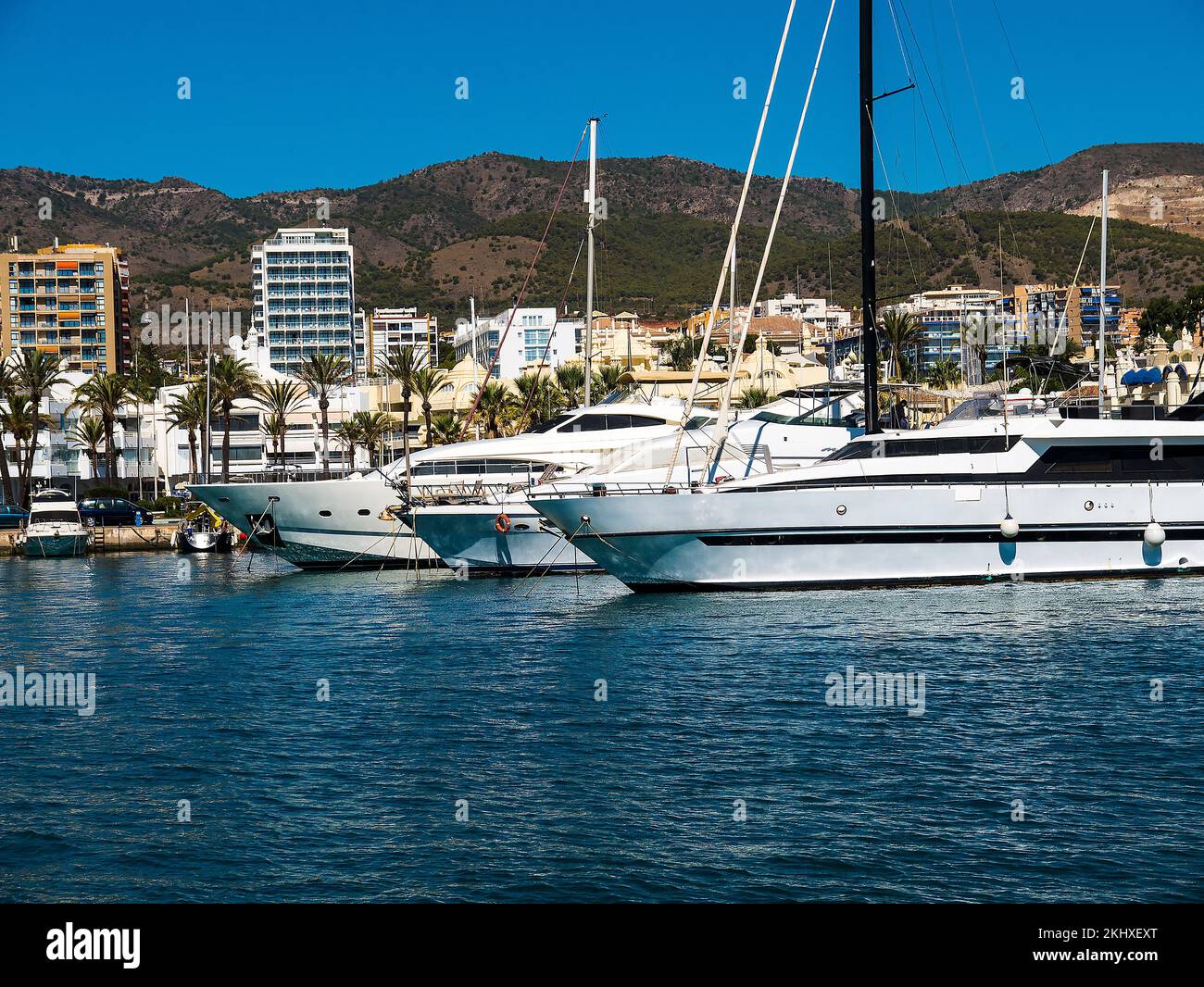 Benalmádena ist eine Küstenstadt an der südspanischen Costa del Sol. Der architektonisch beeindruckende Puerto Marina hat 1100 Anlegestellen für Boote und eine Reihe von Anlegestellen Stockfoto