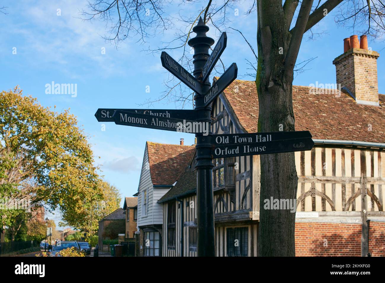 Wegweiser vor dem Ancient House in Walthamstow Village, North East London, Großbritannien Stockfoto