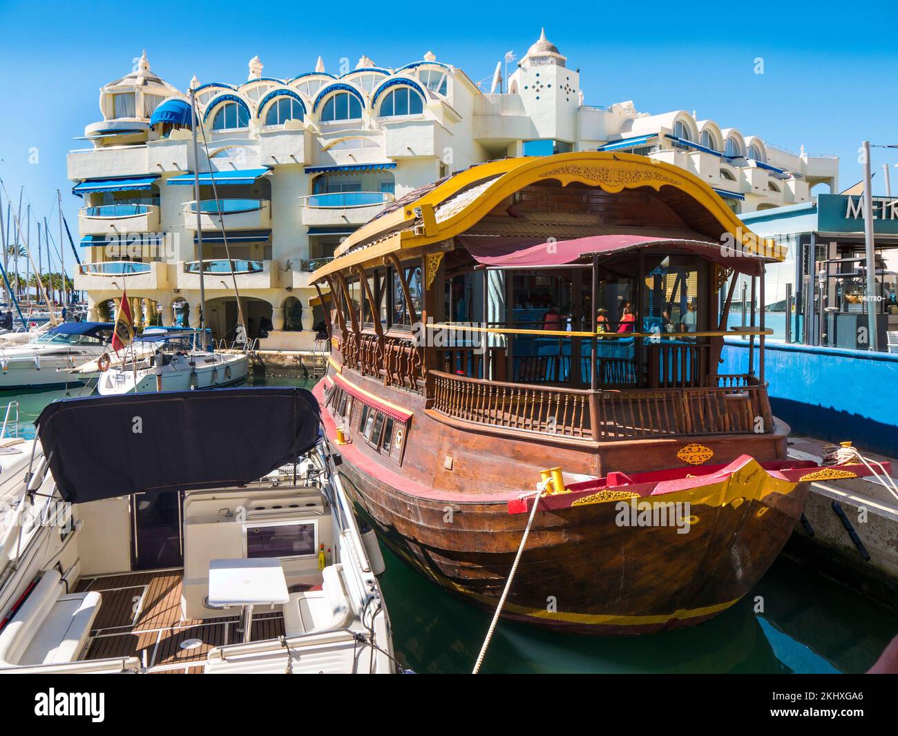 Benalmádena ist eine Küstenstadt an der südspanischen Costa del Sol. Der architektonisch beeindruckende Puerto Marina hat 1100 Anlegestellen für Boote und eine Reihe von Anlegestellen Stockfoto