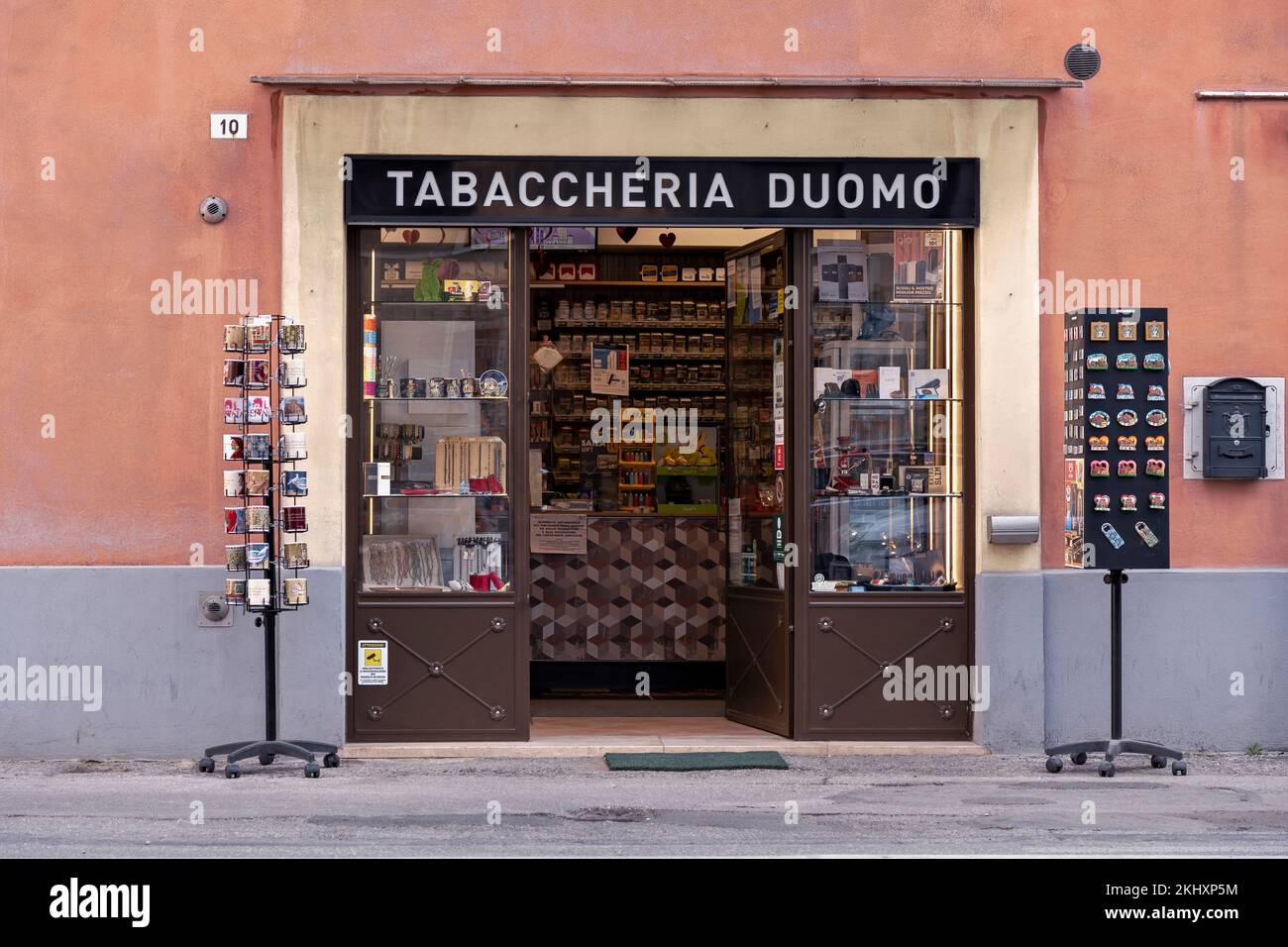 Tabaccheria Duomo. Tabakladen auf der Piazza Duomo. Ravenna, Emilia Romagna, Italien. Europa, EU Stockfoto