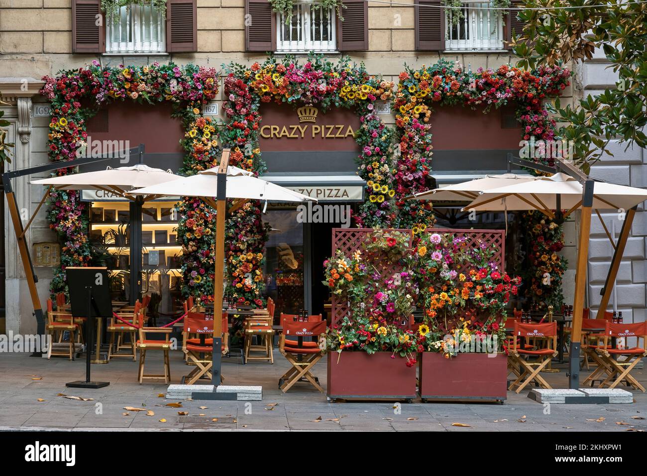 Außenfassade von Crazy Pizza, luxuriöses Pizzeria-Restaurant in der Via Veneto, die Straße von Dolce Vita, Rom, Italien, Europa, Europäische Union, EU Stockfoto