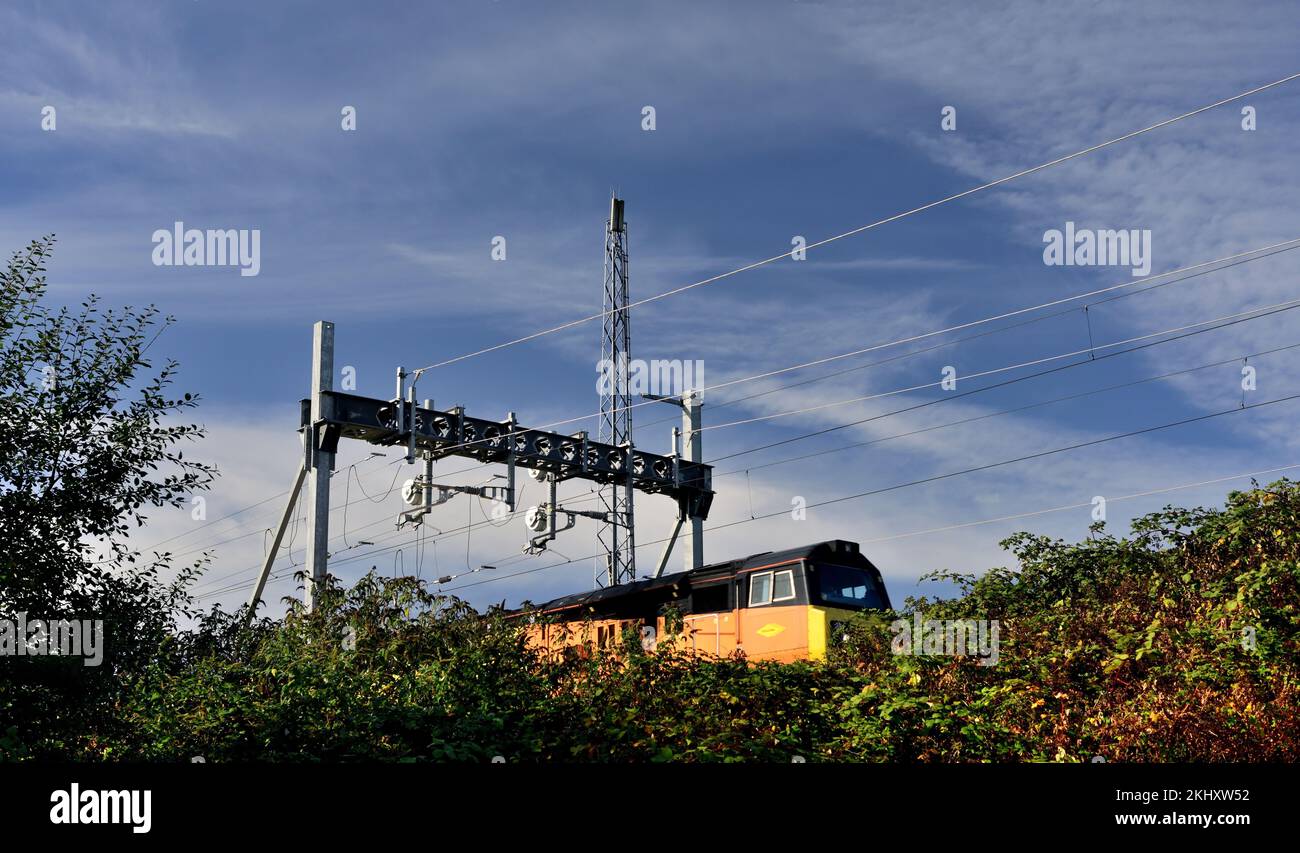 Oberleitungsausrüstung in Wiltshire, Teil der Eisenbahnelektrifizierung der Hauptstrecke des Großen Westens. Stockfoto