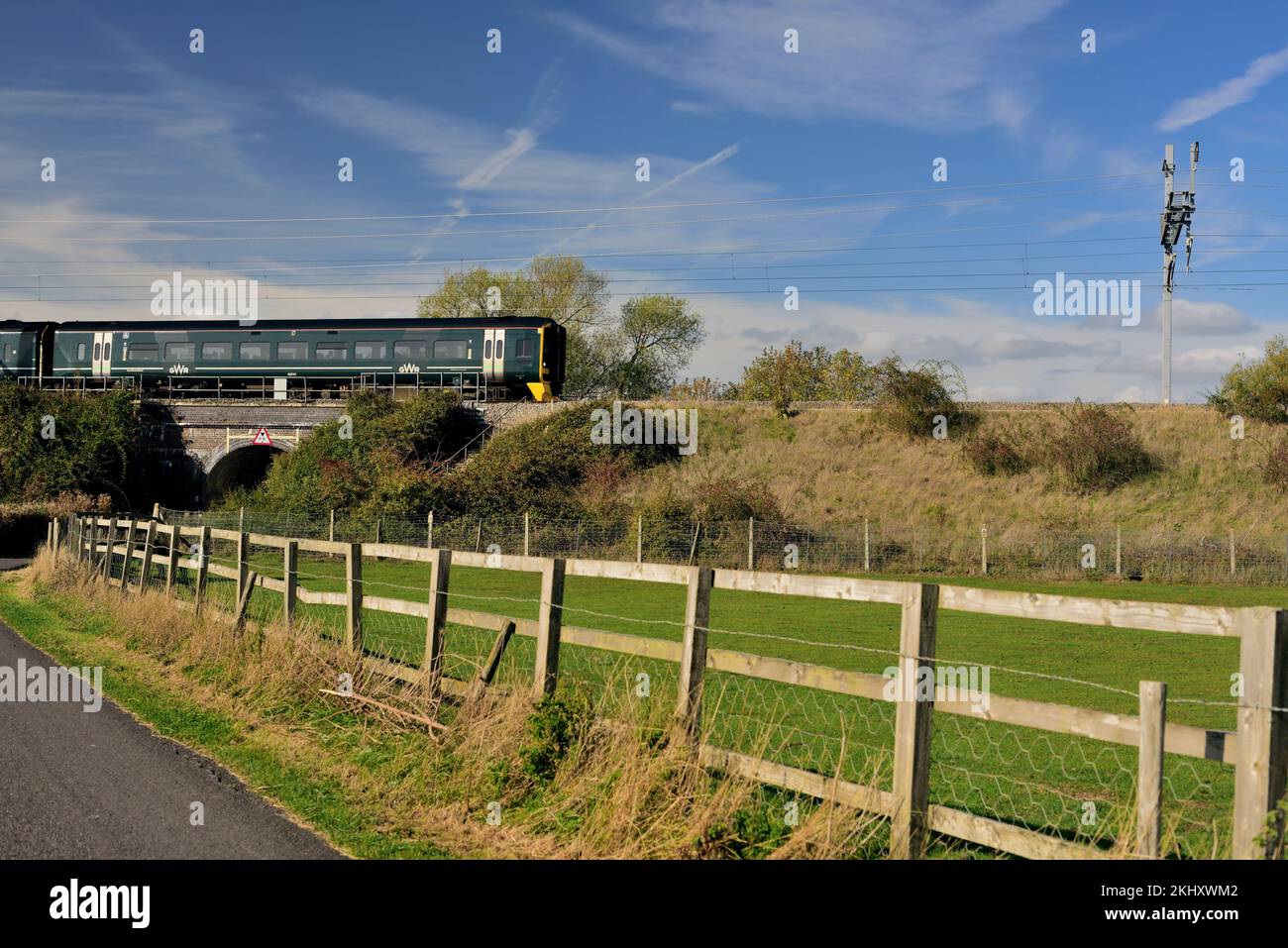 Oberleitungsausrüstung in Wiltshire, Teil der Eisenbahnelektrifizierung der Hauptstrecke des Großen Westens. Stockfoto