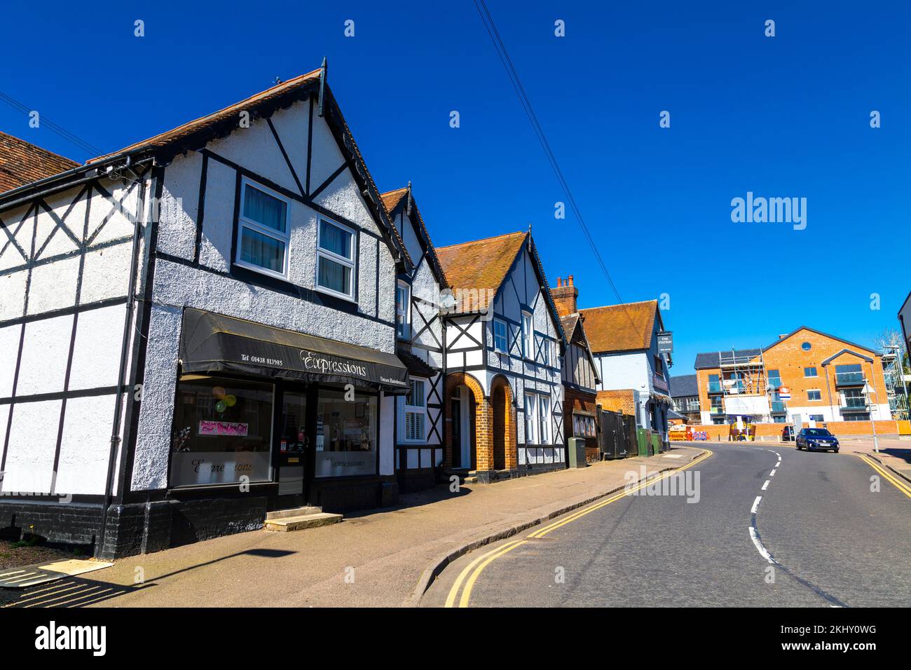 Holzumrahmte Häuser entlang der Station Approach in Knebworth, Hertfordshire, Großbritannien Stockfoto