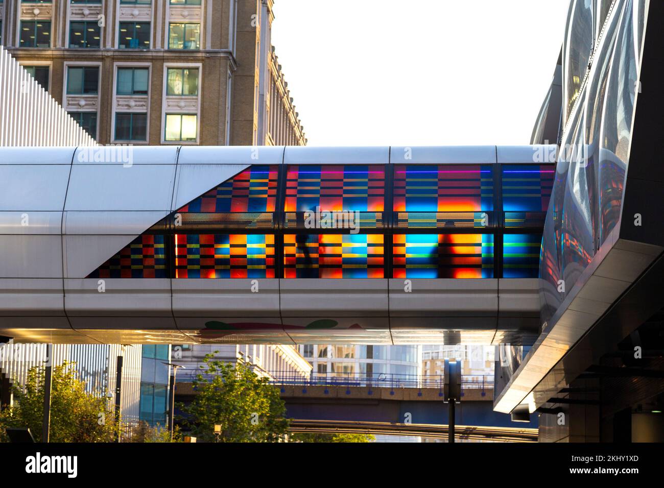 Adams Plaza Bridge mit farbenfrohen Camille Walala Kunstwerken am Crossrail Place, Canary Wharf, London, Großbritannien Stockfoto