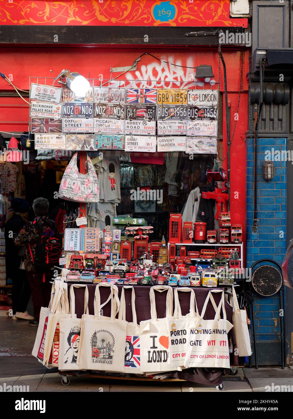 Souvenirladen mit roter Fassade auf der Portabello Road in der Notting Hill Gegend von London Stockfoto