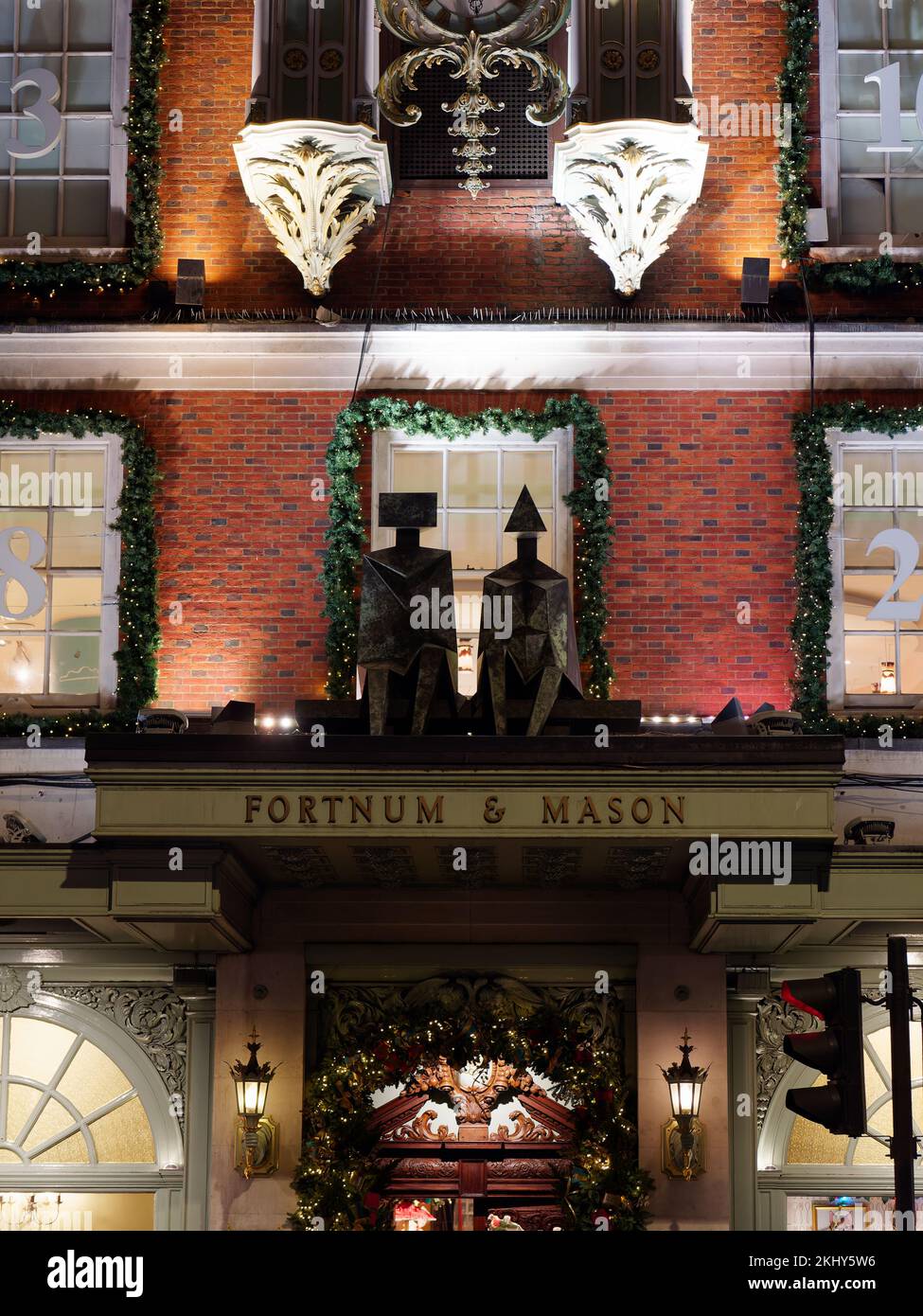 Die Fassade des Fortnum und Mason Department Store zeigt die berühmten Symbole des Geschäfts, Piccadilly London. Stockfoto Die Fassade des Fortnum und Mason Department Store zeigt die berühmten Symbole des Geschäfts, Piccadilly London. Stockfoto