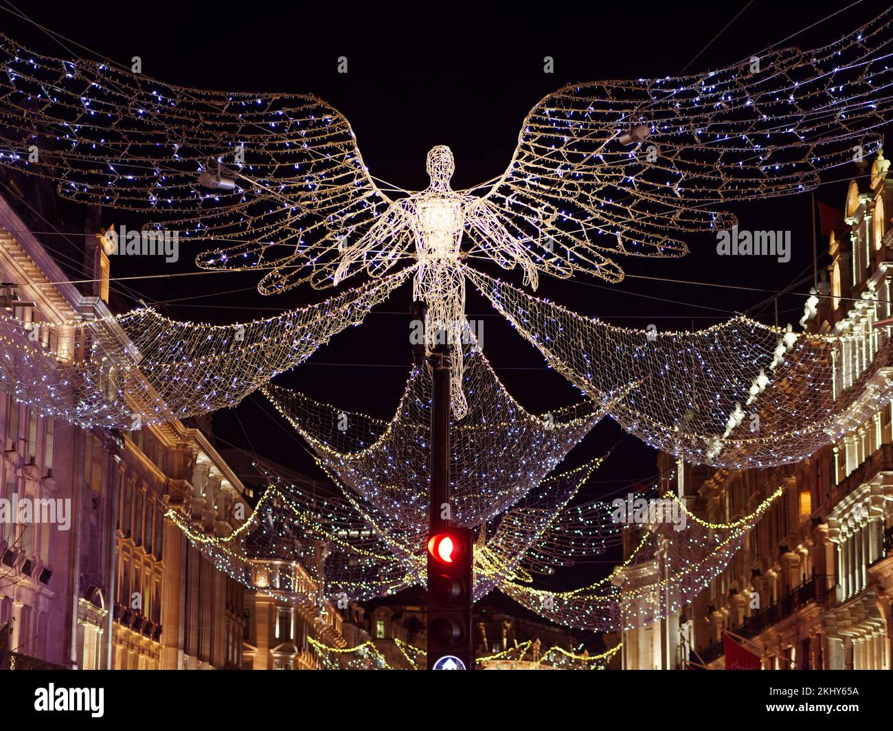 Lichtershow „Spirit of Christmas“, auch bekannt als „Angels“, in der Regent Street, London. Stockfoto