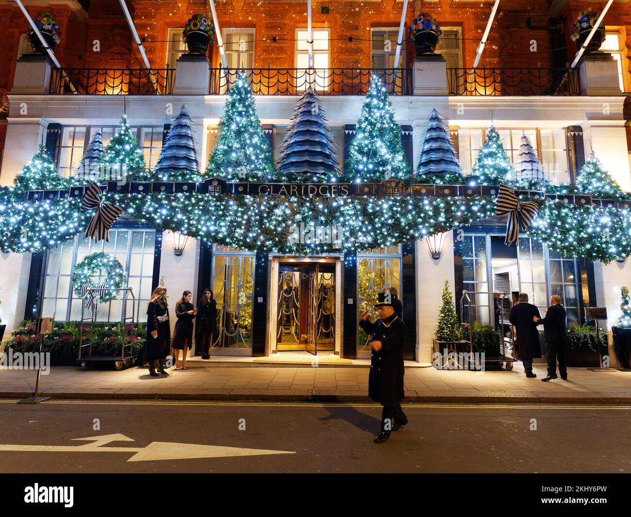 Claridges berühmte Weihnachtsfassade des Hotels. Gäste warten vor dem Hotel mit dem Portier. Stockfoto