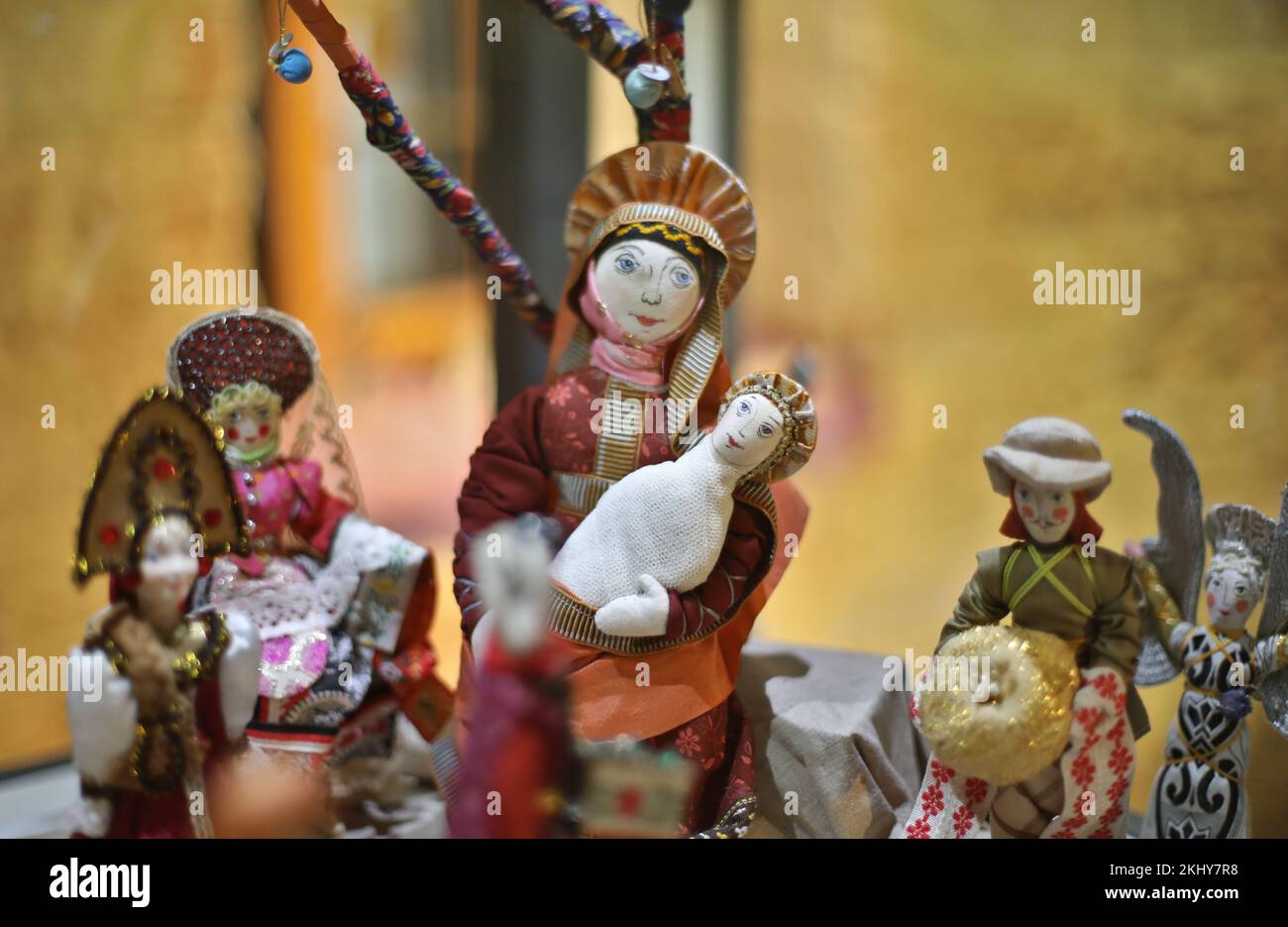 24. November 2022, Mecklenburg-Vorpommern, Güstrow: Blick auf eine Krippenszene aus Russland. Das Norddeutsche Geburtsmuseum in Güstrow eröffnet die diesjährige Weihnachtszeit mit der Ausstellung „15 Jahre Norddeutsches Geburtsmuseum - Bräuche und Traditionen“. Foto: Danny Gohlke/dpa Stockfoto