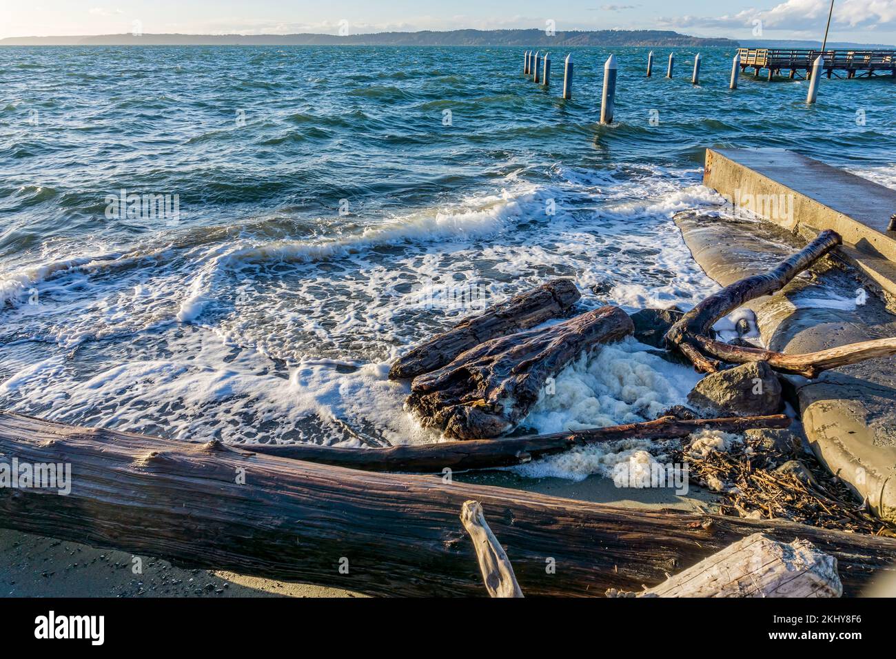 Ein kurzer Pier mit Blick auf den Ozean am Redondo Beach, Washington. Stockfoto