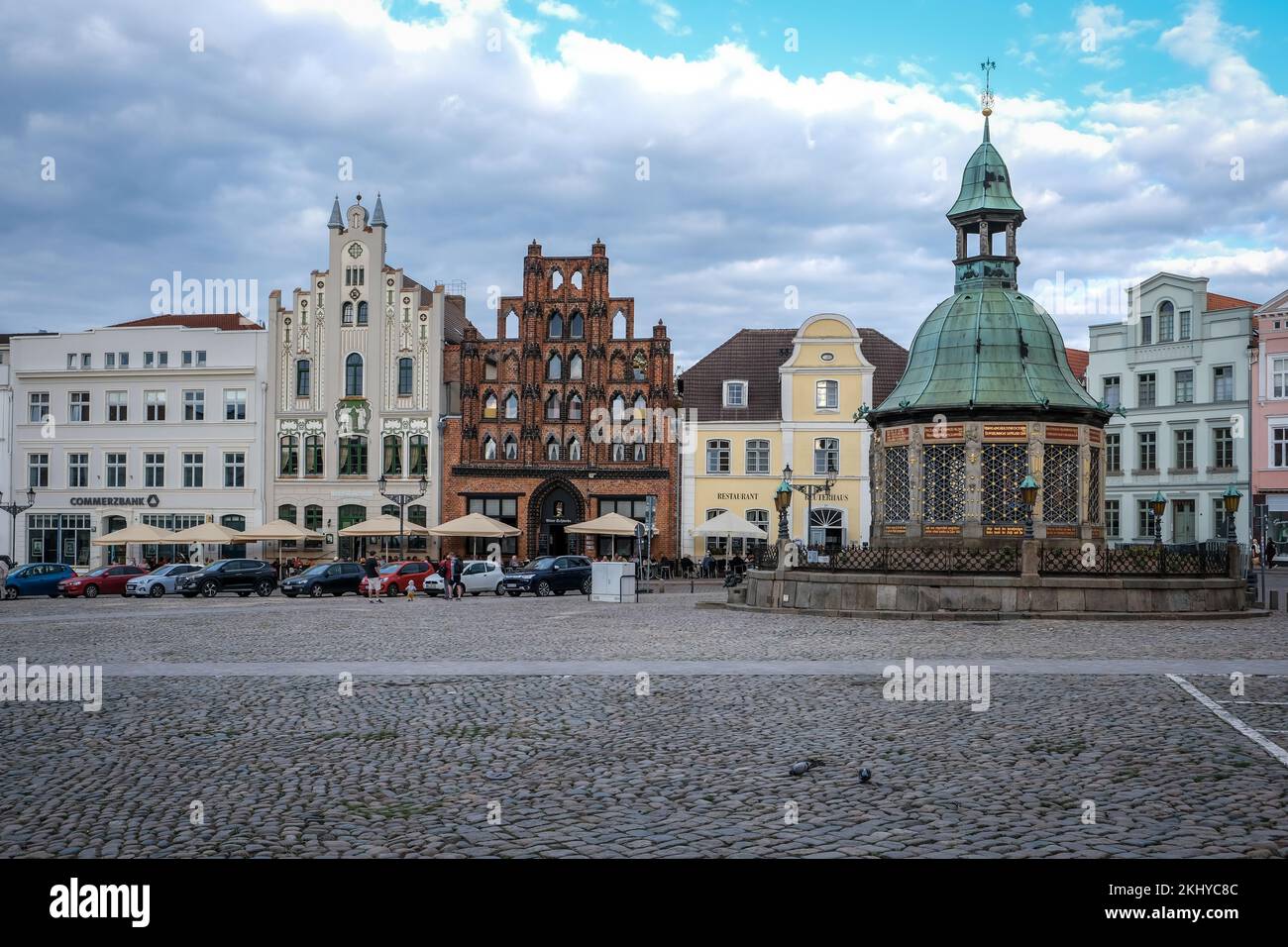 Wismar, Mecklenburg-Vorpommern, Deutschland - Stadtblick, renovierte Altstadt von Wismar, renovierte Häuser, renovierte Fassaden am Markt, inmitten der Stadt Stockfoto