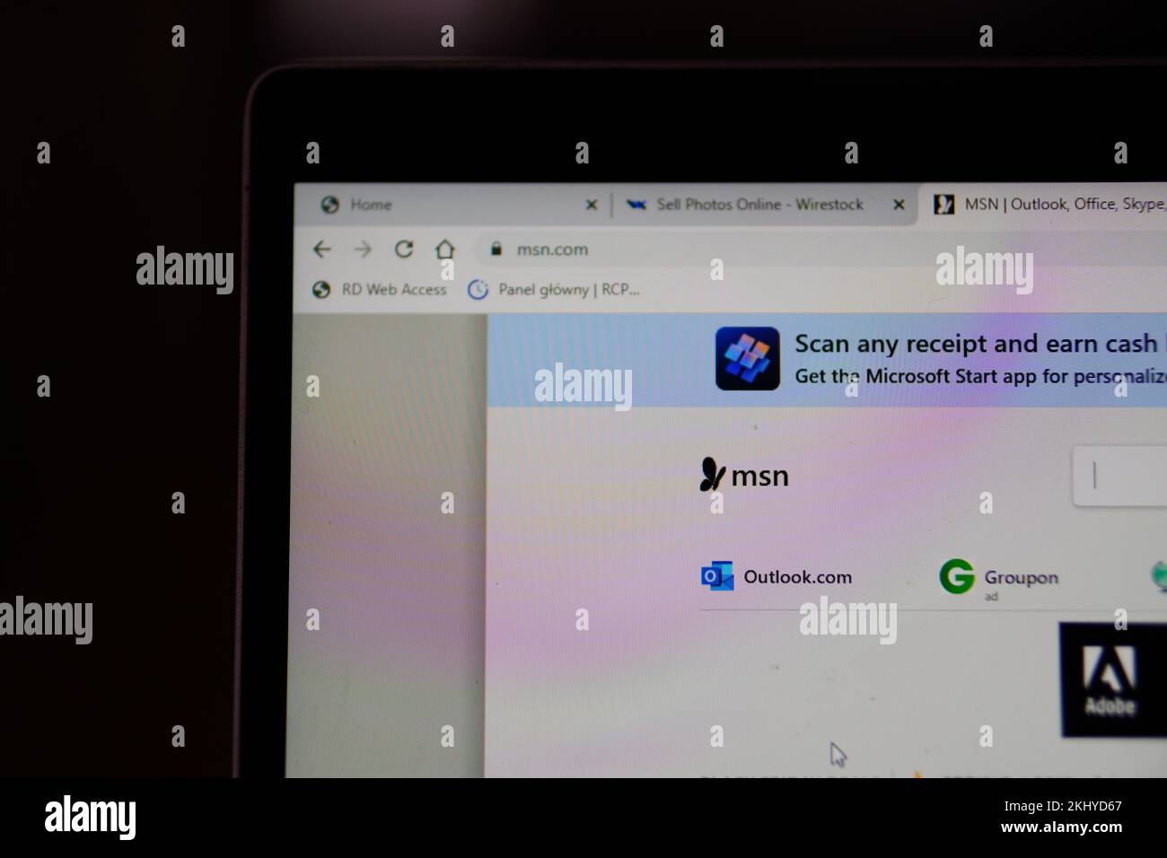 Das MSN-Logo auf einem geöffneten LCD-Bildschirm eines Laptops. Stockfoto