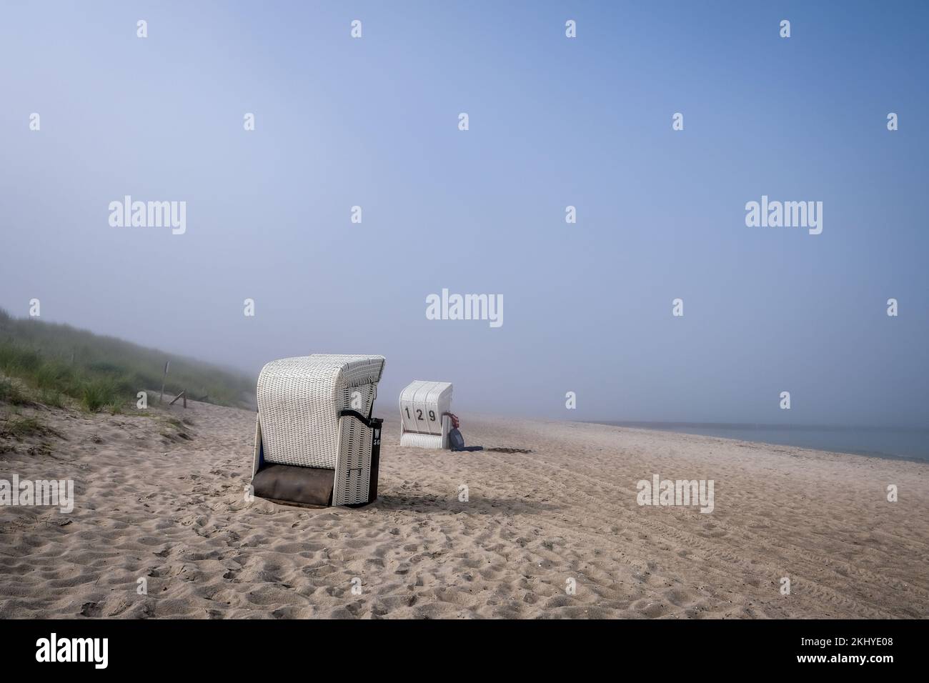 Graal-Mueritz, Mecklenburg-Vorpommern, Deutschland - Strandbaken im Morgennebel am Sandstrand des Ostsee-Kurorts Graal-Mueritz. Die Stockfoto