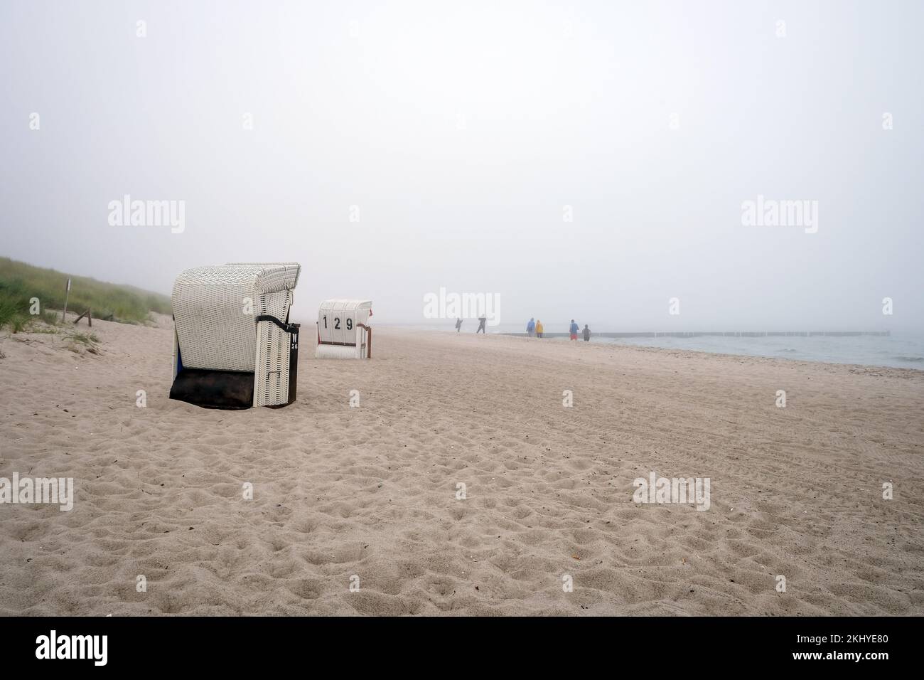 Graal-Müritz, Mecklenburg-Vorpommern, Deutschland - Strandläden und wenige Menschen im Nebel am Sandstrand des Ostseebads Graal-M Stockfoto