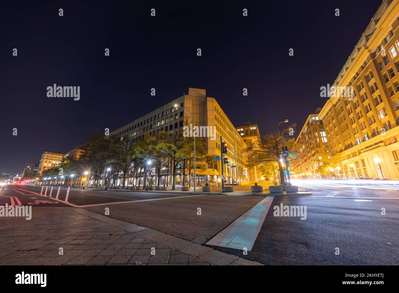 Das J. Edgar Hoover Building, Hauptquartier des Federal Bureau of Investigation (FBI) in Washington, DC, bei Nacht von der Pennsylvania Avenue aus gesehen Stockfoto