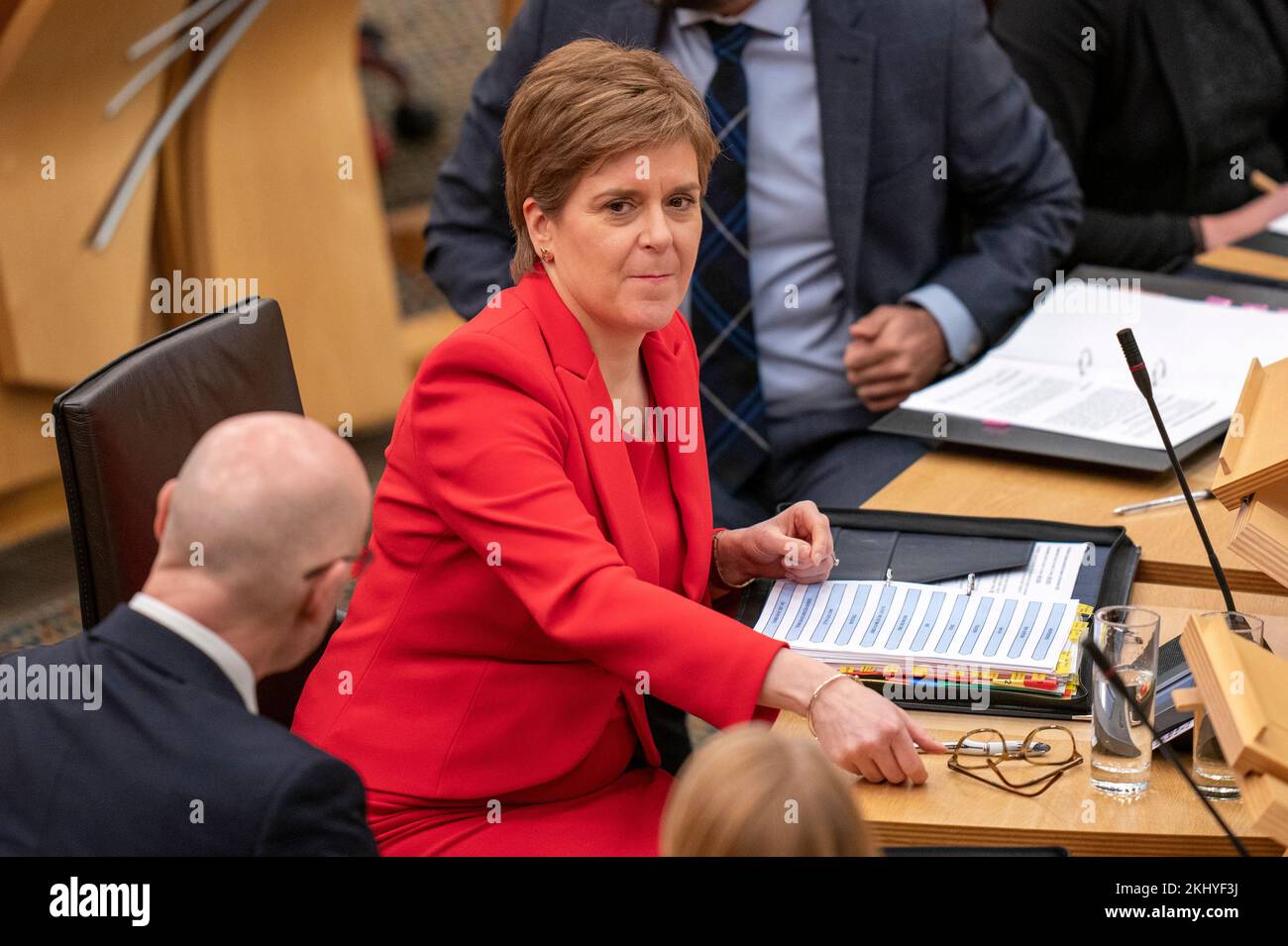 Erste Ministerin Nicola Sturgeon während der Fragestunde des Ersten Ministeriums in der Hauptkammer des schottischen Parlaments in Edinburgh. Foto: Donnerstag, 24. November 2022. Stockfoto