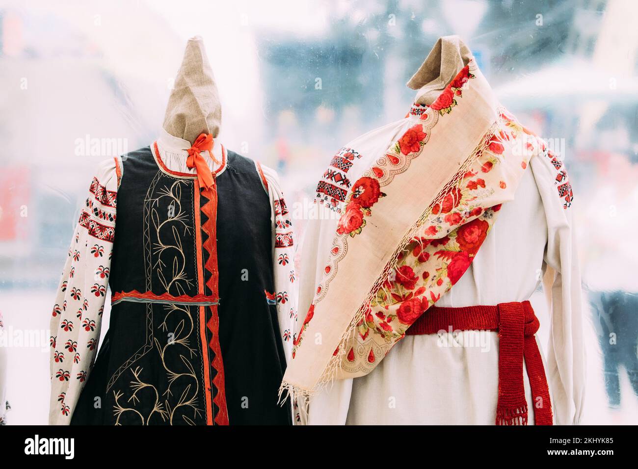 Traditionelle Belarussische Kleidung Mit Stickerei. Verschiedene Ornamente Und Farben. Belarussische Kultur. Nationale Symbole. Stockfoto