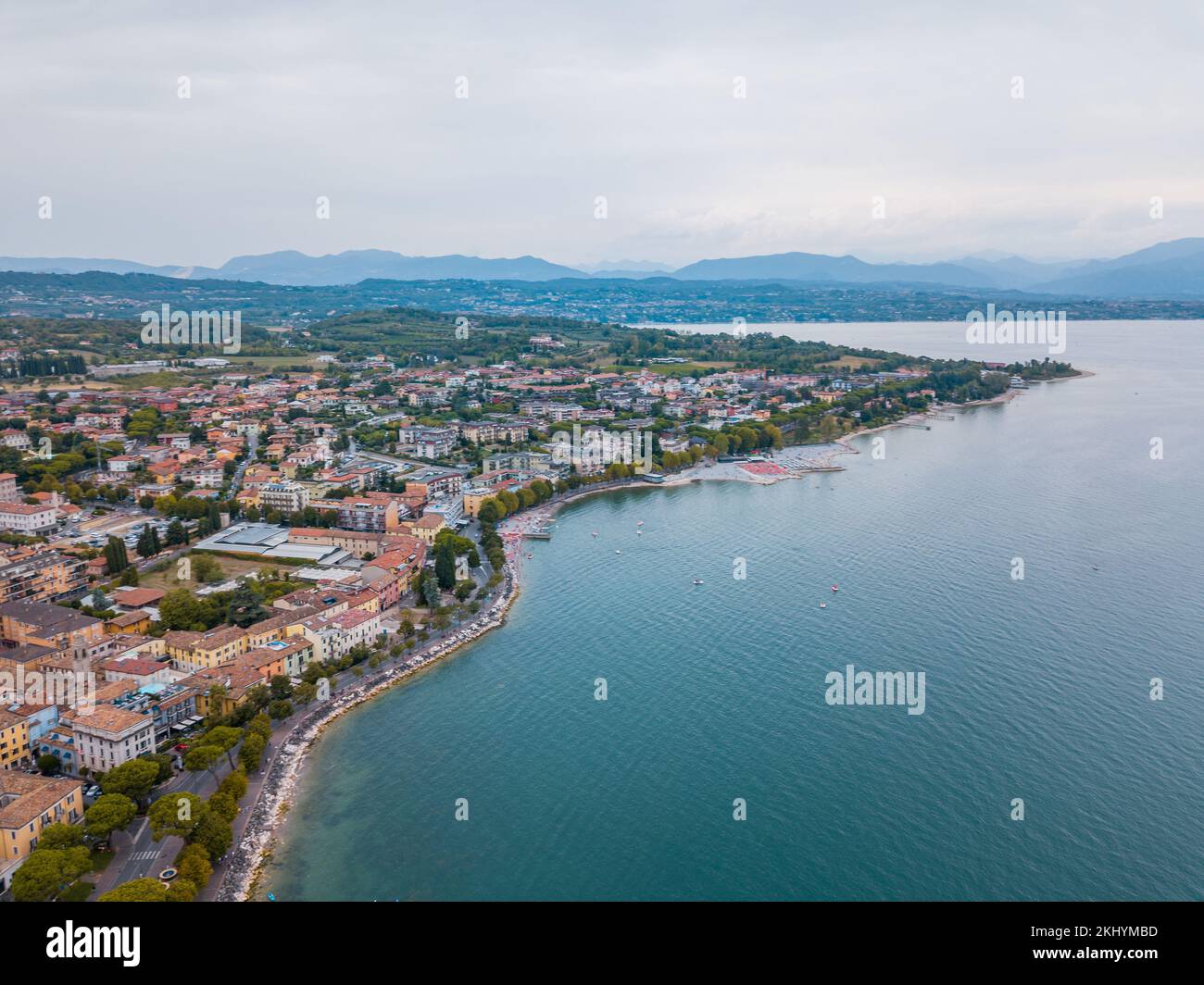 Desenzano del Garda in der Provinz Brescia Lombardei aus der Vogelperspektive Stockfoto