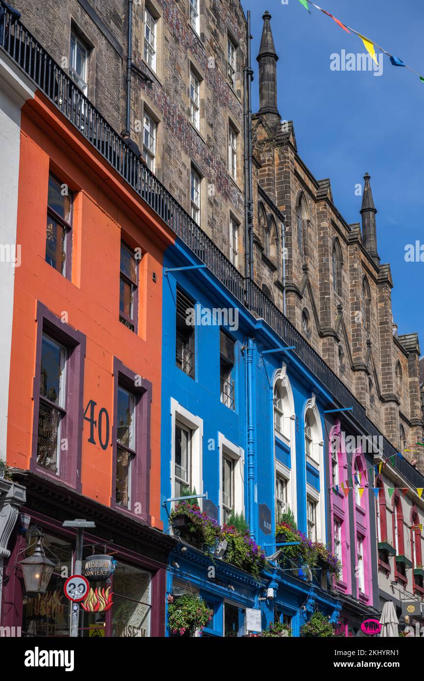 Thomas Hamiltons farbenfrohe Victoria Street im alten flämischen Stil führt von Edinburghs George IV Bridge hinunter zum Grassmarket. Stockfoto