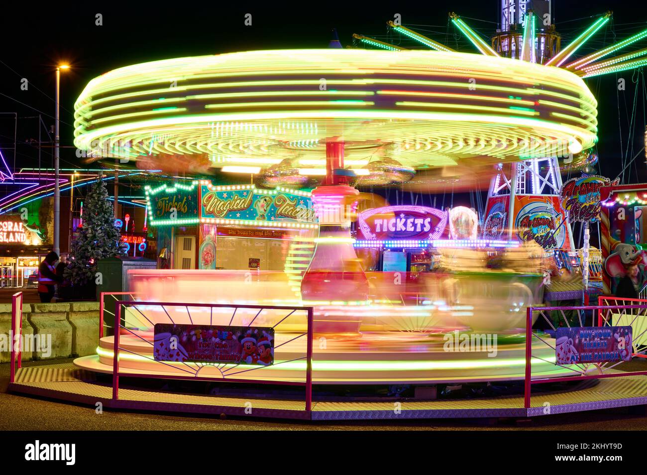 Magische Teetassen am Kreisverkehr bei Nacht in Blackpool, großbritannien, Stockfoto