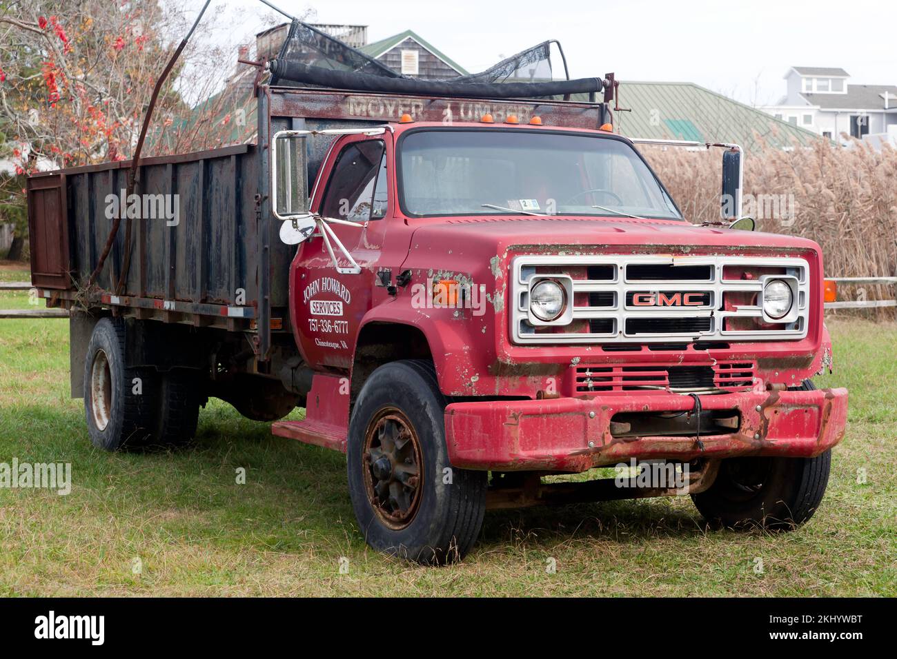 Dreiviertel Vorderansicht eines aus den 1980er Jahren stammenden Vintage GMC C7000 Truck auf Chincoteague Island, Accomack County, Virginia, USA Stockfoto