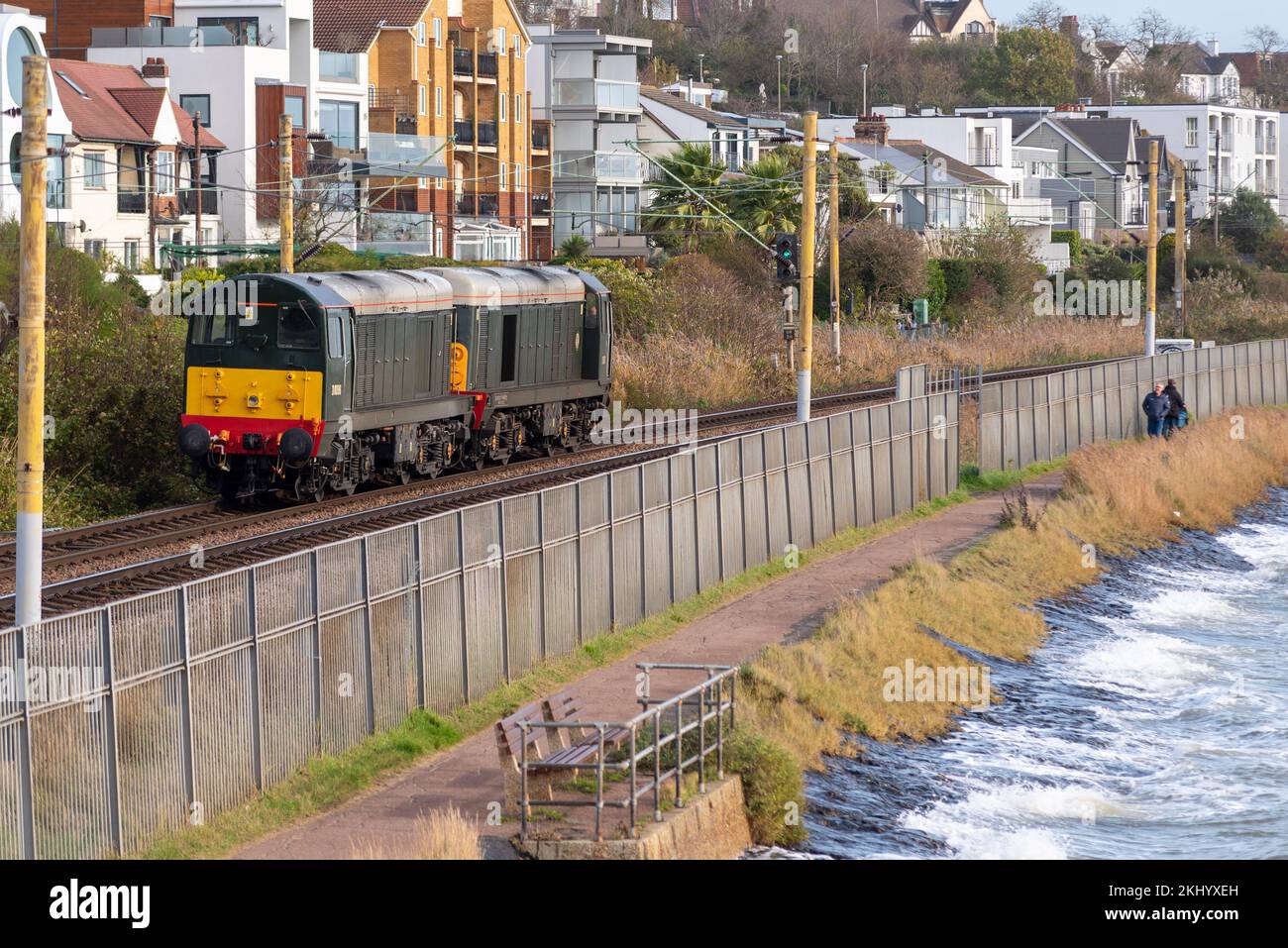Chalkwell, Southend on Sea, Essex, Großbritannien. 24.. November 2022. Die Eisenbahngesellschaft Locomotive Services Ltd betreibt im gesamten britischen Eisenbahnnetz klassische Diesellokomotiven der Klasse 20 auf Streckenausflügen, um die Besatzungen für den Betrieb bevorstehender Sonderfahrten mit Dampflokomotiven zu qualifizieren. Eine dieser Strecken ist für den 9.. Dezember von Shoeburyness nach Chichester geplant, für die die Besatzung alle Aspekte der Strecke kennen muss, um die Sicherheitsanforderungen zu erfüllen. Die Dieselmotoren der Klasse 20 stammen aus den 1960er Jahren und sind Teil einer Flotte von klassischen Dampf- und Diesellokomotiven Stockfoto