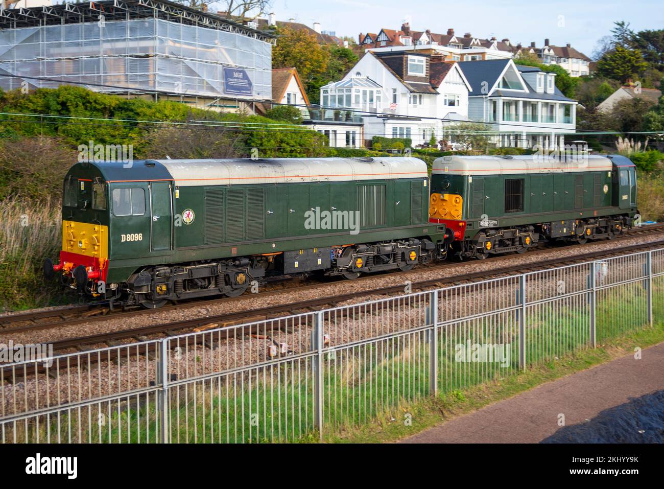 Chalkwell, Southend on Sea, Essex, Großbritannien. 24.. November 2022. Die Eisenbahngesellschaft Locomotive Services Ltd betreibt im gesamten britischen Eisenbahnnetz klassische Diesellokomotiven der Klasse 20 auf Streckenausflügen, um die Besatzungen für den Betrieb bevorstehender Sonderfahrten mit Dampflokomotiven zu qualifizieren. Eine dieser Strecken ist für den 9.. Dezember von Shoeburyness nach Chichester geplant, für die die Besatzung alle Aspekte der Strecke kennen muss, um die Sicherheitsanforderungen zu erfüllen. Die Dieselmotoren der Klasse 20 stammen aus den 1960er Jahren und sind Teil einer Flotte von klassischen Dampf- und Diesellokomotiven Stockfoto