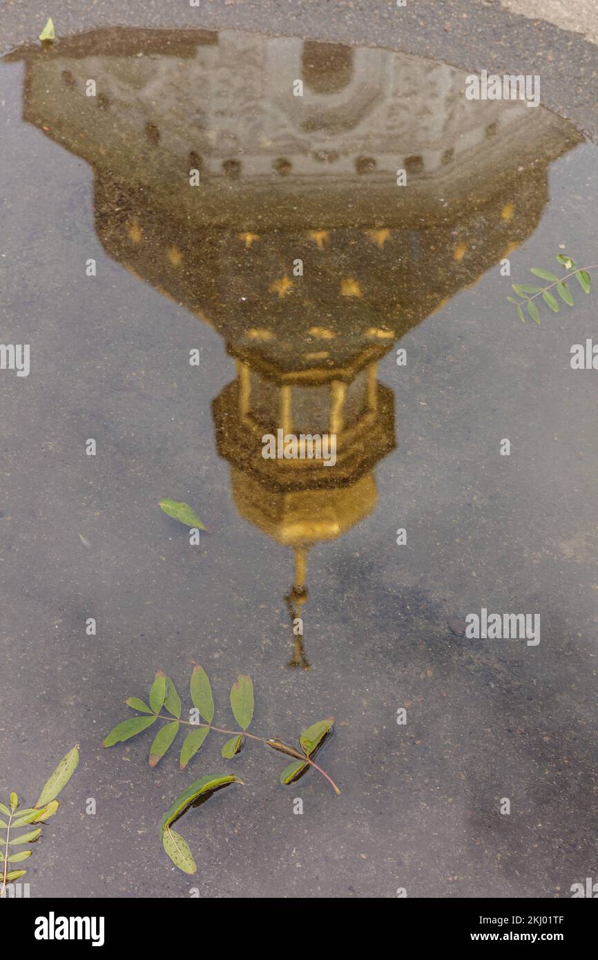 Eine Nahaufnahme einer kopfüber gedrehten Spiegelung von Kiew Pechersk Lavra in einem Teich Stockfoto